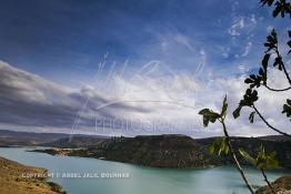 Image du Maroc Professionnelle de  Le Barrage Allal Al Fassi est situé dans la Province de Sefrou sur Oued Sebou avec un volume de stockage de 63.7 Mm3, il contrôle un bassin versant de 5.400 km2. Ce Barrage a été mis en service en 1990. But de l'ouvrage  production d'électricité, irrigation et protection contre les crues, Jeudi 8 septembre 2005. (Photo / Abdeljalil Bounhar) 